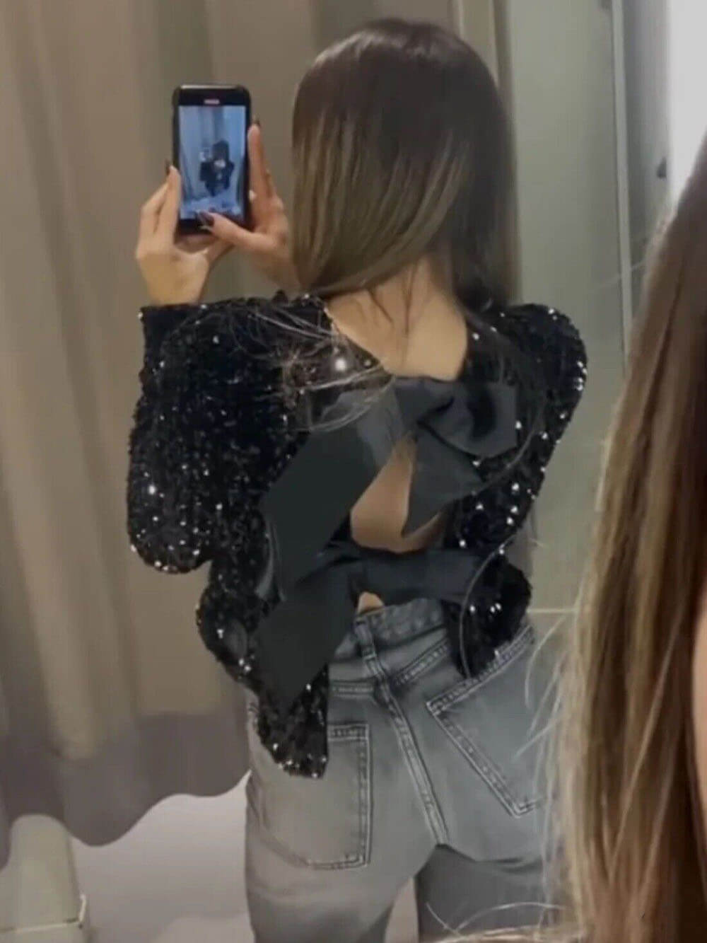 Clara's Stijlvolle Strik-Sequin Jas